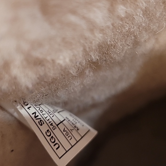 UGG BOOTS BLACK GOLD SEQUINS SIZE 7. WORN A FEW TIMES. GOOD CONDITION. - Picture 3 of 8